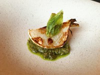 トロトロになるまでじっくりローストした蕪は甘味が豊かでふきのとうの香りが春を感じさせます。