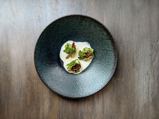 中野市から買い付ける、肉厚な「黒アワビ茸」