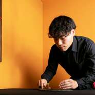 お客様とのコミュニケーションを大事にし、おもてなしの追求を常に心がけているのだそう。親しみやすいシェフの人柄があふれる、あたたかな雰囲気が心地よいレストランです。
