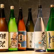 一品いっぴん銘柄を確かめて、寿司に合う日本酒を厳選しています。人気銘柄『獺祭』、桑名の地酒『久波奈』、サバ専用の『サバデシュ』など、料理に合わせて選べます。