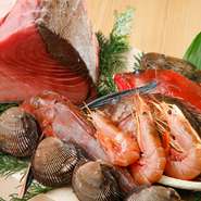 通年で仕入れている本まぐろは大間をはじめ全国各地の漁港から、特産品「蛤」は桑名から。桑名本店と全く同じ「活きのいい」寿司を、栄で堪能できます。