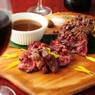 内臓系の部位でありながらも、幅広い層に人気のハラミ。ジューシーな食感を存分に味わうステーキは、赤ワインの相手にもぴったりです。