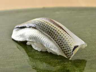 粋な江戸前の仕事で紡ぐ寿司を肩肘はらない雰囲気で楽しめる