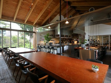 一枚板の大テーブルを皆で囲み、食事を共にしながら笑顔＆元気に