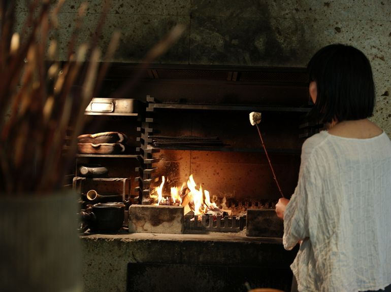 ゲスト自ら薪火を使う体験も
