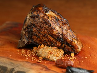 豪快＆美味！　塊肉を取り分けて楽しむ『骨付き黒豚の薪焼き』