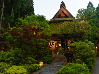 趣ある山里の風景に心癒される、静寂に包まれた非日常の場所