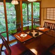 少人数用の部屋から最大100名程度で利用できる広い座敷まで、大小様々な個室を用意。テーブルの中央には炉が設けられ、緑豊かな庭を眺めながら優雅に炭火焼が楽しめます。