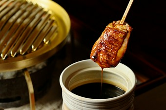 目の前のいろりで焼き上げる、濃厚な旨みが凝縮した『鶏炭火焼』
