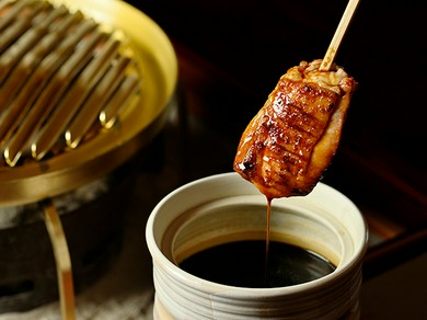 目の前のいろりで焼き上げる、濃厚な旨みが凝縮した『鶏炭火焼』