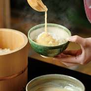 古き良き風情を感じさせる「麦とろご飯」。自然薯と出汁を合わせたとろろを、あつあつの麦ご飯にたっぷりとかけてお召し上がりいただけます。その飾らない素朴な味わいは、創業以来お客様から愛され続けています。