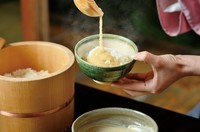 古き良き風情を感じさせる「麦とろご飯」。自然薯と出汁を合わせたとろろを、あつあつの麦ご飯にたっぷりとかけてお召し上がりいただけます。その飾らない素朴な味わいは、創業以来お客様から愛され続けています。