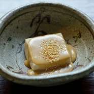 奈良県産の本葛と胡麻だけを使い手間をかけて練り上げた逸品。香ばしく焼き目を付け、胡麻餡をかけて提供。柔らかくモチモチとした食感が絶妙で豊かな胡麻の風味が広がります。※季節によって焼き目なしの場合あり。