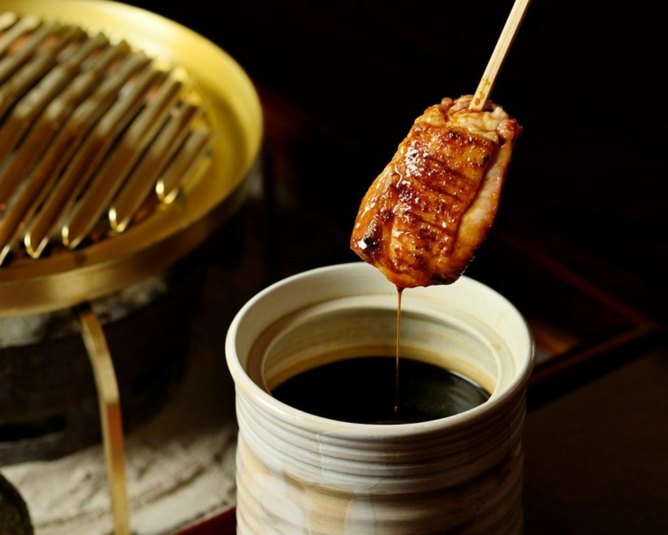 丹念に育てられた鶏の炭火焼は、素朴な旨みが味わい深い一品。

