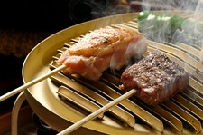 丹念に育てられた鶏とうかい特選和牛を炭火焼で一度にお楽しみいただけるコースです。