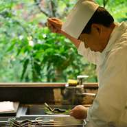 「自然の中で気負わずに食事を楽しんでほしい」との思いを込めた料理は、日本人が昔から親しんできた素朴なものばかり。決して奇をてらわず、里山の恵みや四季折々の素材を大切にしながら調理しています。