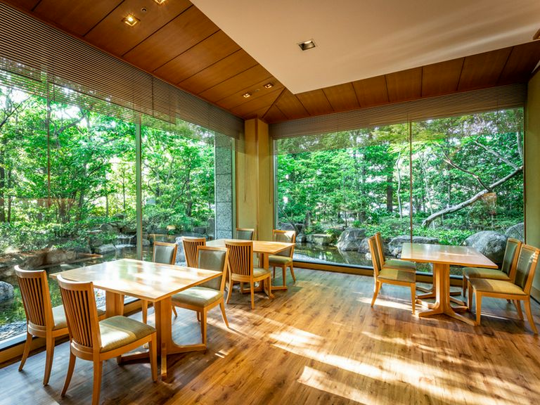 緑豊かな庭園を眺めながら。開放感抜群のテーブル席