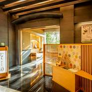 【ホテルカデンツァ光が丘】の中の趣ある日本料理店。玄関から入ると庭園の美しさに目を奪われます。