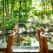 掃き出し窓から見える眺めは緑きらめく日本庭園。四季の自然を眺めながら極上の日本料理が味わえます。

