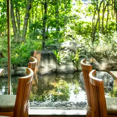緑の日本庭園が四季を映し出す。安らぎのひとときをどうぞ