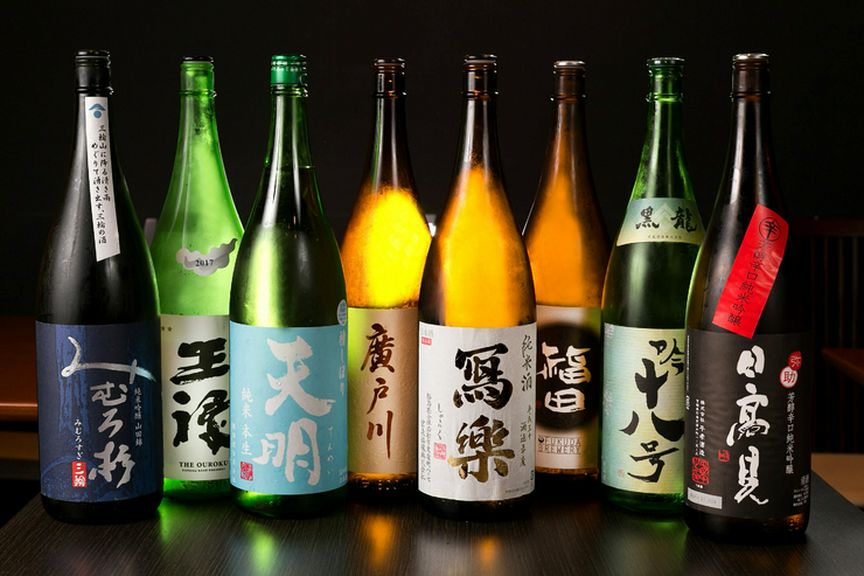 店主の故郷・福島の旨い地酒をはじめ、全国の銘酒が豊富に集う