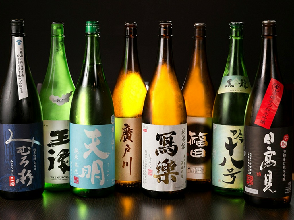 店主の故郷・福島の旨い地酒をはじめ、全国の銘酒が豊富に集う