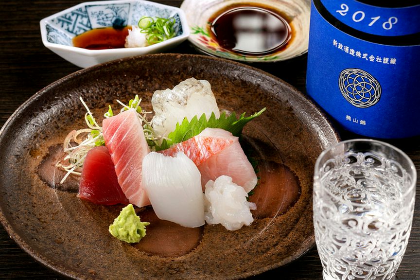 旬の味を盛る器は作家ものが中心。バカラのアンティークグラスも