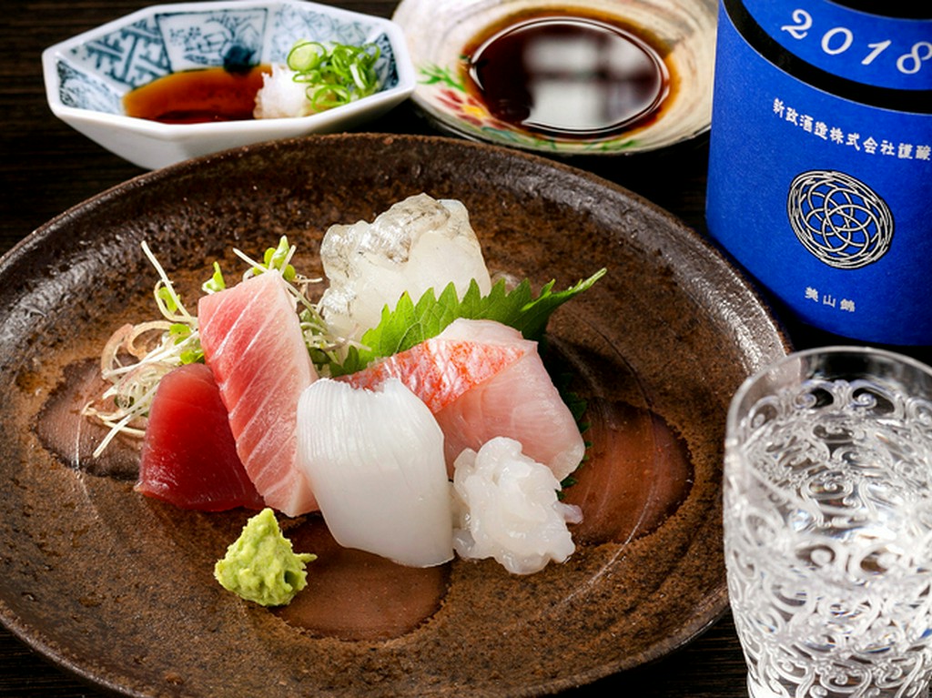 旬の味を盛る器は作家ものが中心。バカラのアンティークグラスも