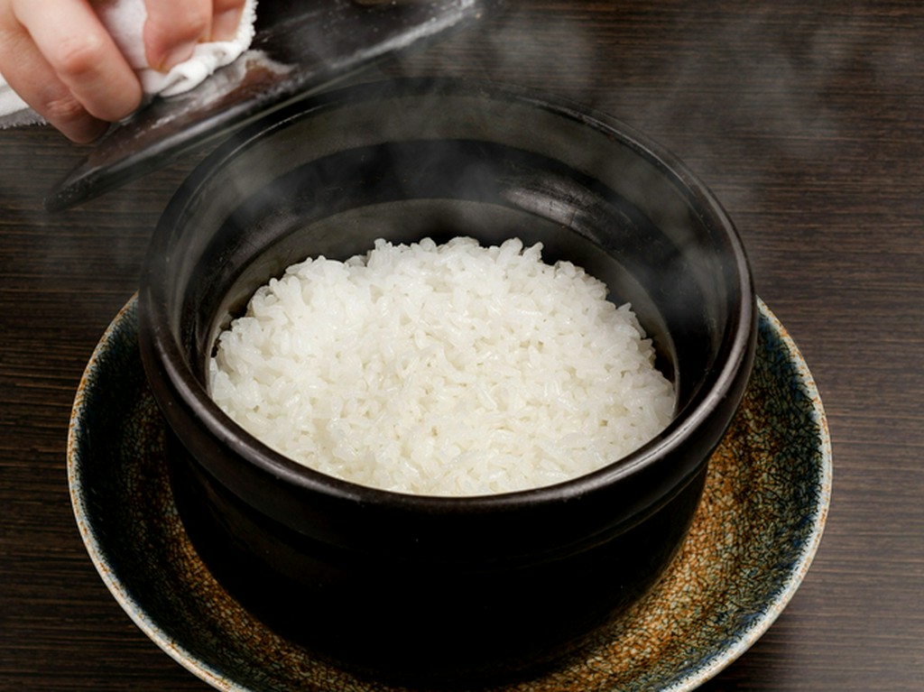 味わうほどに心がほぐれる。〆に人気の炊き立て『土鍋ご飯』