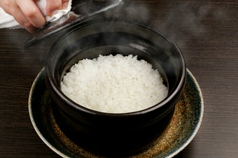 味わうほどに心がほぐれる。〆に人気の炊き立て『土鍋ご飯』