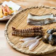 魚貝や野菜は、毎日市場から仕入れる新鮮なものばかり。良いものだけが選ばれています。また、石臼で自家製粉する国産そばは、その時期、季節で、店主自ら選んだ産地のそば粉からつくっています。