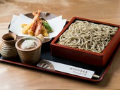 九州や沖縄産の活車海老を2本使用。のどごし抜群のお蕎麦を贅沢に楽しめる一品『車海老天もり』