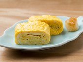 そば屋の定番メニュー、新鮮な玉子を使ったダシの効いた甘めの一品『玉子焼』