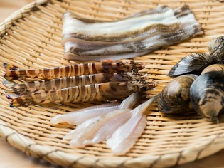 市場直送の新鮮な魚貝や野菜。店主自ら選んだ産地のそば粉