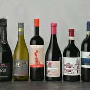 当店のソムリエが厳選した、イタリアを中心にフランスや世界の銘醸ワイン取り揃える。グラスワインも泡・白・赤を計7種以上ご用意。リスト以外にも充実した在庫があるので、ソムリエまでご希望を。