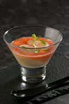 帆立、トウモロコシの甘みと旨味をトマトの酸でバランスを取った前菜。下に忍ばせた焼きトウモロコシの焦げと食感がアクセント。