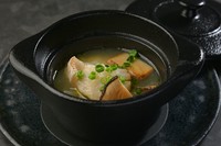 名残の鱧と松茸の組み合わせをイタリア料理で。鱧のアラから取った出汁を加え蒸し煮に。出汁を含んだ冬瓜もまた美味。実山椒の爽やかな辛みをアクセントに。客席で蓋を開けた時の松茸の香りも醍醐味。