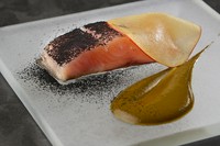 琵琶鱒の皮目だけを焼き、身はレアにすることで琵琶鱒の旨味をしっかり感じられるように。スモモの酸で味を締め、鮑の肝のコクとほのかな苦みが旨味を増幅させる。アクセントに炭パウダーで香りをプラス。
