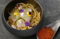 晩夏の限られた時期にしか獲れない新烏賊（甲烏賊の子供）を炙って焦げた香りと表面の食感をプラス。走りのイクラも添え旨味を補強。これらを生かすため、ソースはシンプルに。パスタはコシのあるキタッラを。

