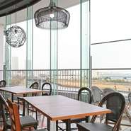 ＜デートや記念日に＞窓際の席からはベイサイドの夜景が望めます