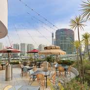 ベイエリアを望む絶好のロケーション。昼は陽が降り注ぎ、夜は夜景を眺めながら。