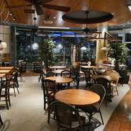 駅からすぐのアクセスしやすいベイクォーター5Fのため、宴会にオススメです。アジアンリゾートをイメージした店内のソファ席、半個室、カウンターなど様々なお席を人数や用途に応じてご利用ください。