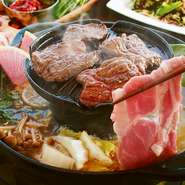 タイ焼き鍋とは上の鉄板で焼肉、下の鍋ではしゃぶしゃぶができる2WAY鍋！しゃぶしゃぶは辛みと酸味の利いたトムヤムスープ又はレモングラスやハーブの香りを閉じ込めたさっぱりしたチキンスープからお選びください。