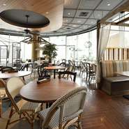 木を基調にしたインテリアで、アジアンリゾートへのプチトリップ気分を味わいながら、楽しいひとときを過ごせます。海に面したテラス席は、ワンちゃん連れでもOKです。