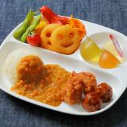 子ども向けのキッズメニューがあるので、小さなお子さま連れでも、安心して楽しめます。キッズチェアや座りやすいソファ席が用意されているのも、嬉しいポイントです。
