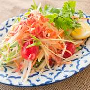 フレッシュな青パパイヤと人参を、酸味の効いたドレッシングで和えたサラダ。シャキシャキの食感と後から来る辛味、さっぱりとした味わいがおつまみにもぴったりです。