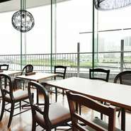 窓から一面に海が見える開放的なテラスが魅力です。ベイエリアに面した抜群のロケーションは、さまざまなシーンに対応。世代を超えて楽しい時間を過ごせます。