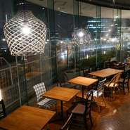 アジアンリゾートな雰囲気の中で大切な方と素敵なひと時をお過ごし下さい。仕切りがついたお席は周りを気にせずにお食事をお楽しみいただくこともできます。

