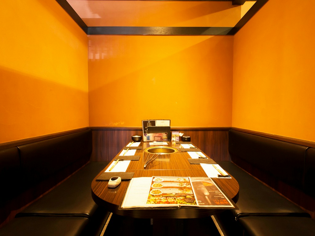 隣席を気にすることなく、上質な肉を味わえる全席個室・半個室