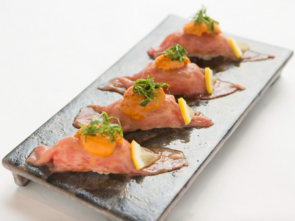 北海道の恵みと牛の旨みが重なり合う『雲丹と大葉の牛トロ鮨』